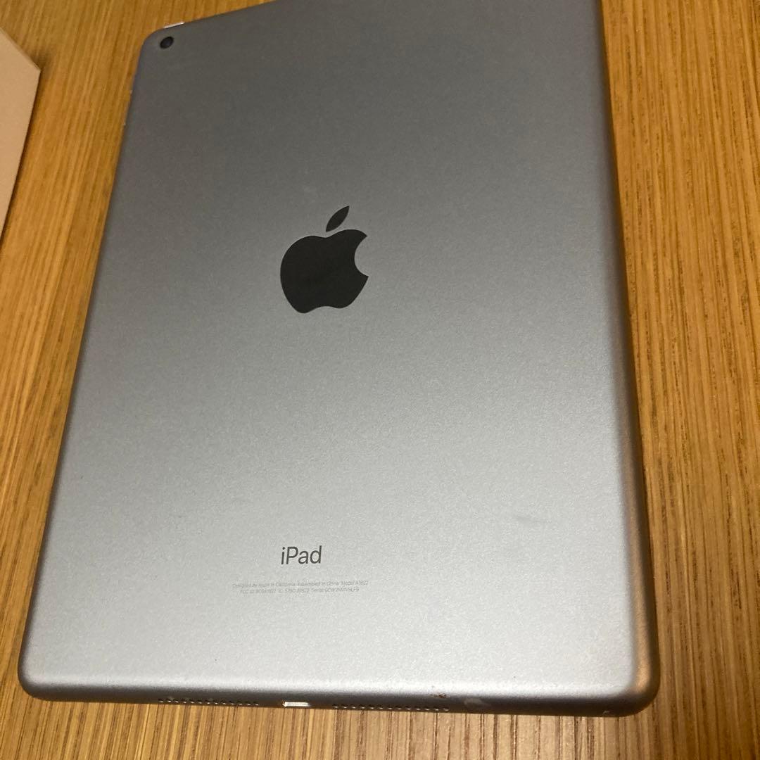 美品　iPad 第5世代　Wi-Fiモデル　シルバー　32GB 美品　A1822