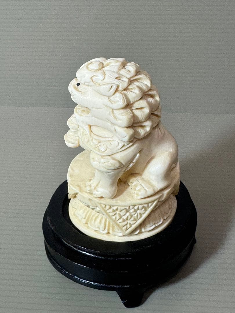 2732根付　獅子 置物 台座付き　細密彫刻 時代 彫刻極細工 古美術品 骨董品