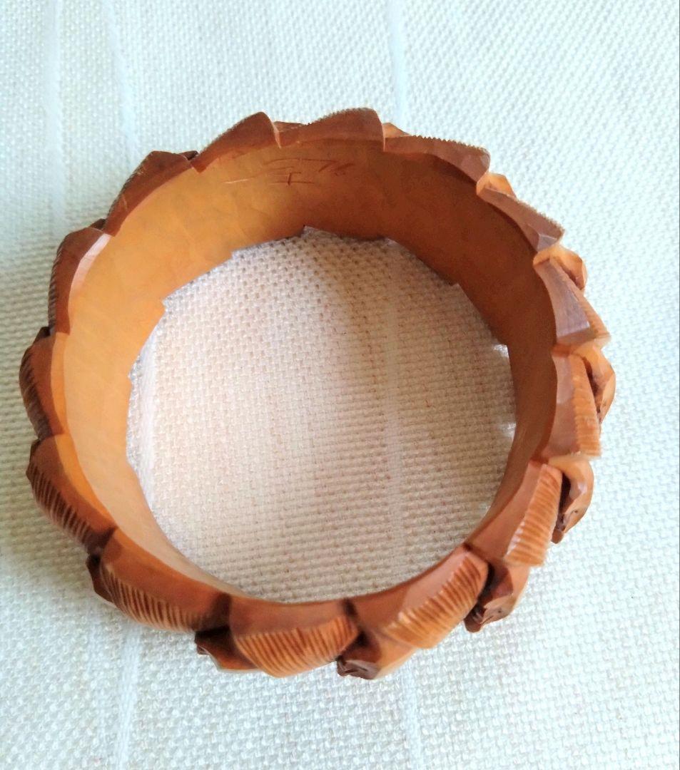 アイヌの木彫りのバングル　一本の木より　ハンドメイド　木工品／工芸品　手彫り