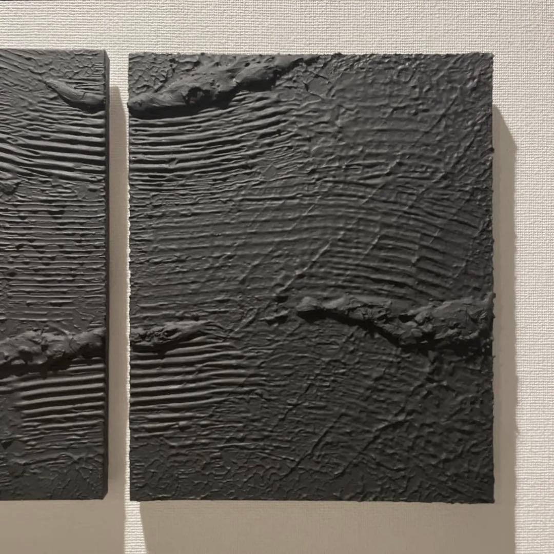 二枚で完成する 真っ黒の凹凸テクスチャーアート