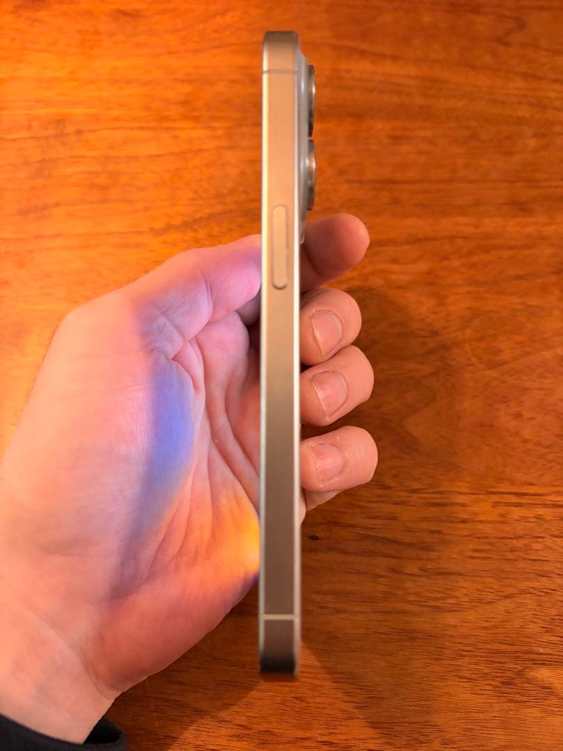 Apple iPhone 15 Pro 本体　画面割れ有