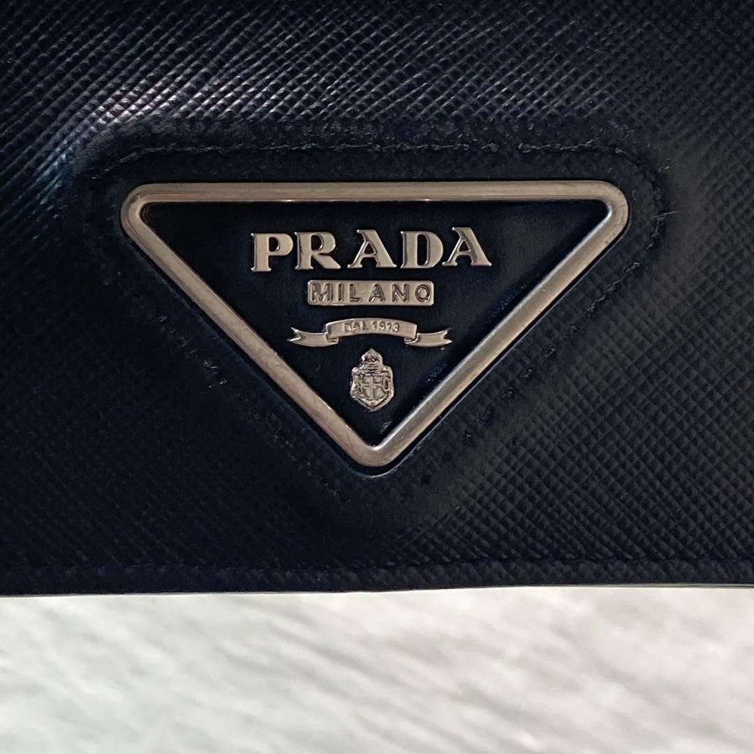 希少 お買い得　PRADA プラダ　二つ折り　シルバー金具　三角ロゴ　黒　レザー