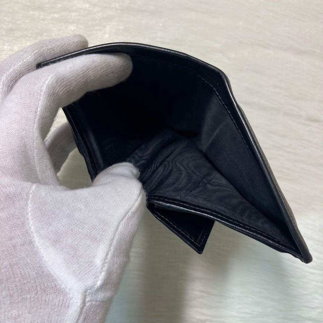 希少 お買い得　PRADA プラダ　二つ折り　シルバー金具　三角ロゴ　黒　レザー