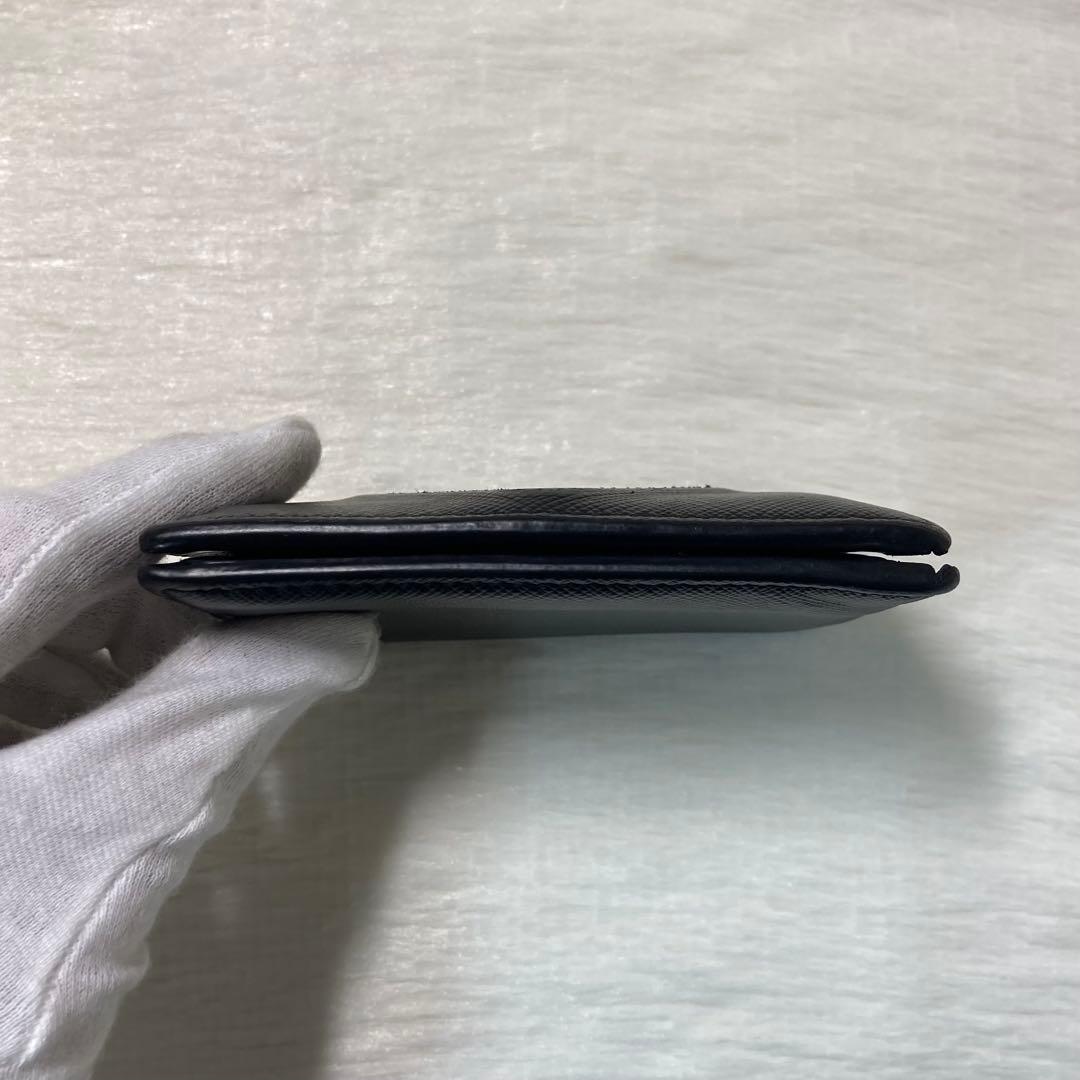 希少 お買い得　PRADA プラダ　二つ折り　シルバー金具　三角ロゴ　黒　レザー