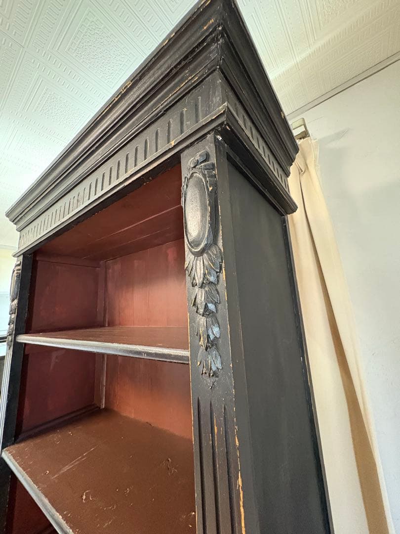 黒い木製5段棚 彫刻装飾付き