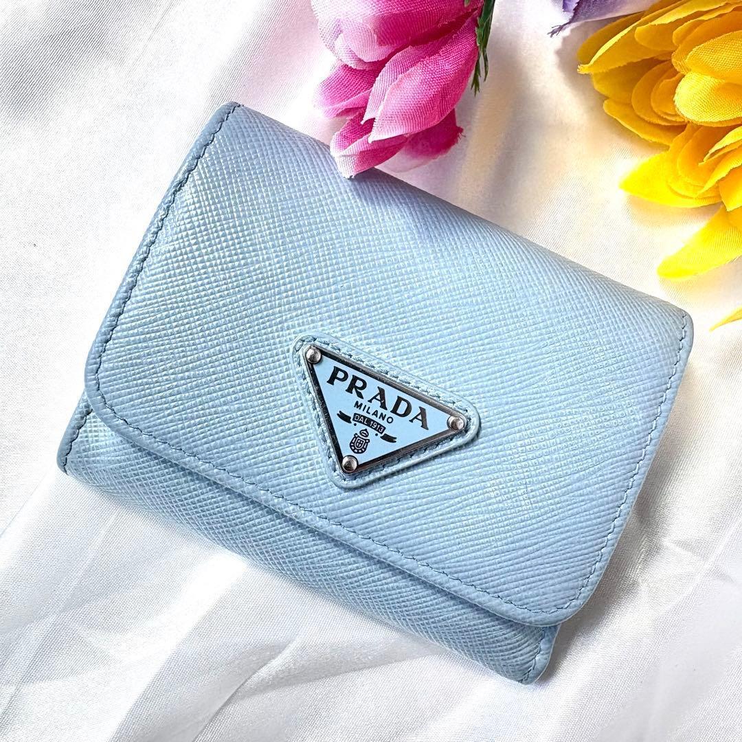 極美品✨プラダ 三つ折り財布 サフィアーノ 三角ロゴ レザー ライトブルー