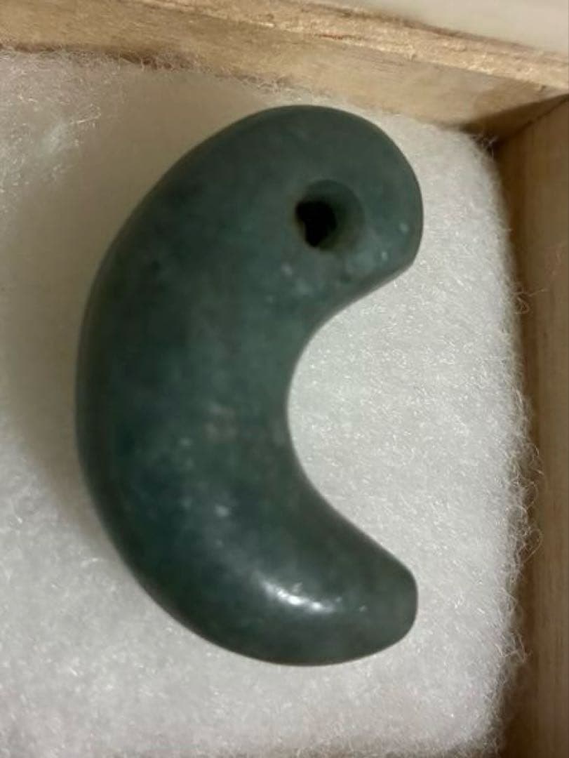 勾玉　翡翠　縄文弥生期　出土品　ヒスイ　宝石質