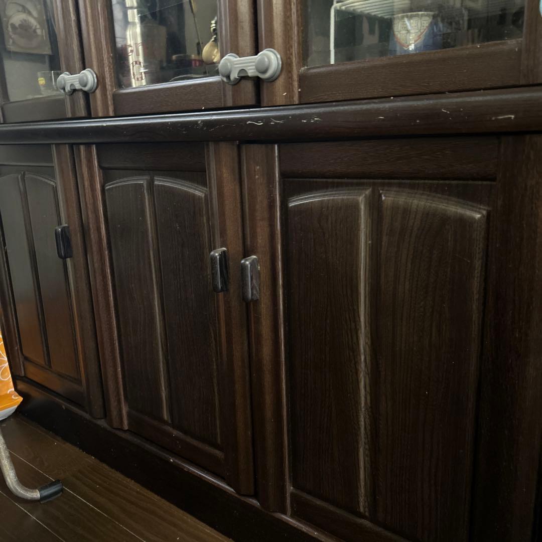木製キャビネット ダークブラウン ガラス扉付き