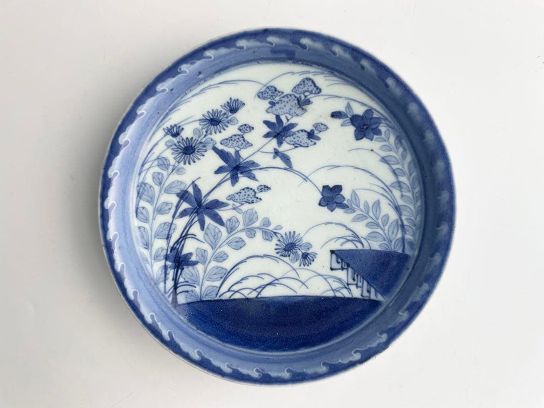 骨董　アンティーク　古伊万里　染付秋草波濤文様　七寸皿　丸皿　秋草図