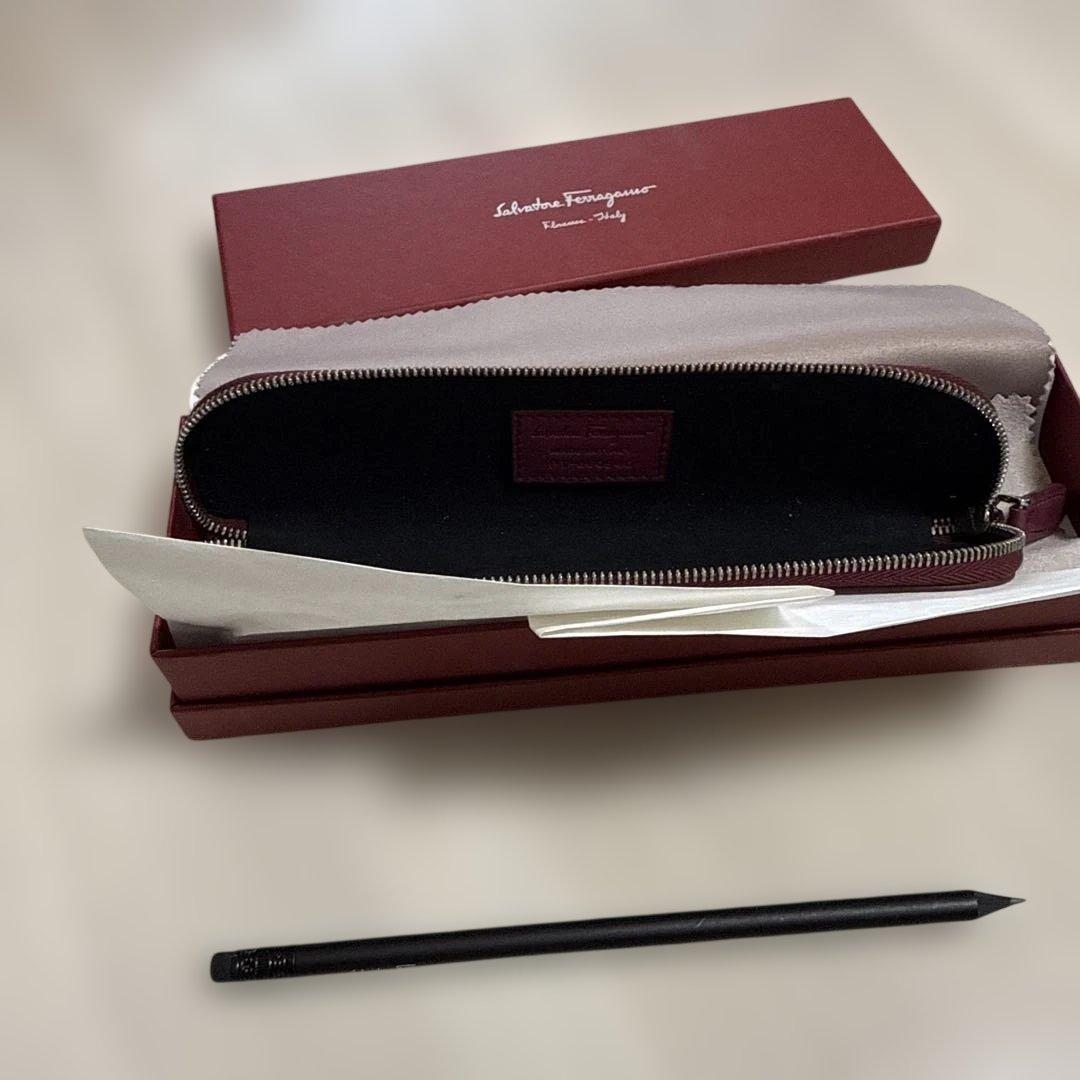 サルヴァトーレ フェラガモのレザーペンケース