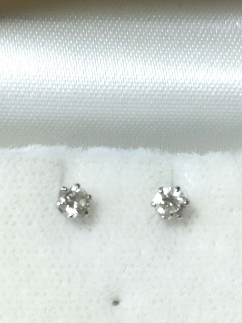 天然一粒ダイアモンドピアス0,3カラット（0,15カラットが2個）プラチナ900