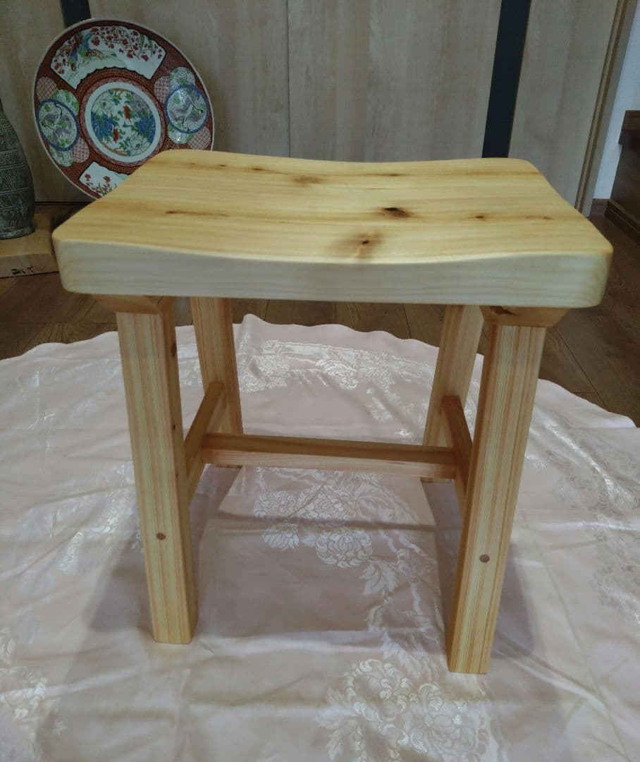 檜の椅子(89)　緑❕　座面を座りやすく削り上げ、つるつるに仕上げ❕