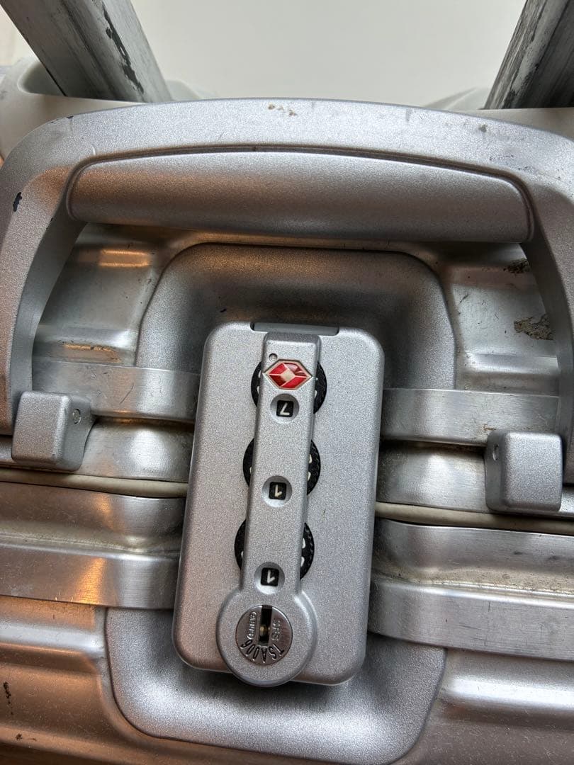 リモワ　シルバー　二輪スーツケース　機内持込可