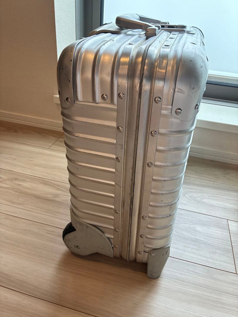 リモワ　シルバー　二輪スーツケース　機内持込可