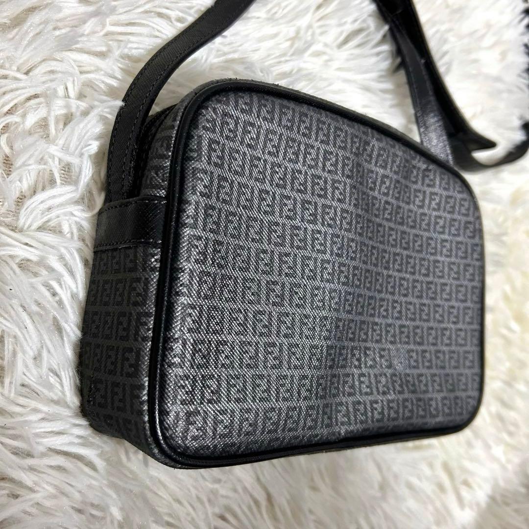 美品　FENDI ズッキーノ　FF柄　カメラバッグ　ショルダーバッグ　グレー