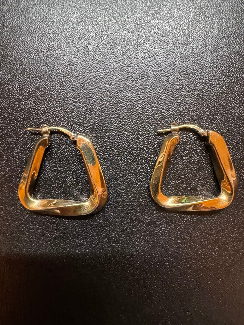 BOTTEGA VENETA ツイストトライアングルフープピアス　ゴールド