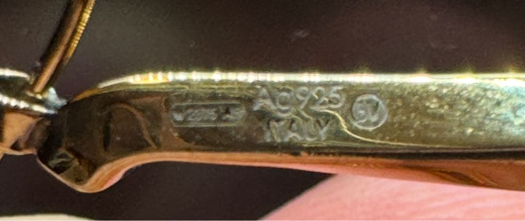 BOTTEGA VENETA ツイストトライアングルフープピアス　ゴールド