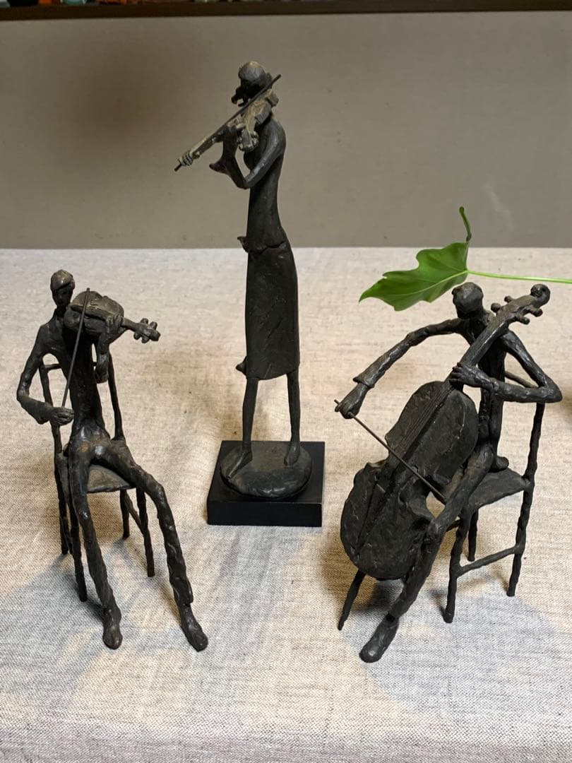 チェロ奏者 オブジェ 金属 彫刻 置物 音楽家 モダン アート　かなりの美品です