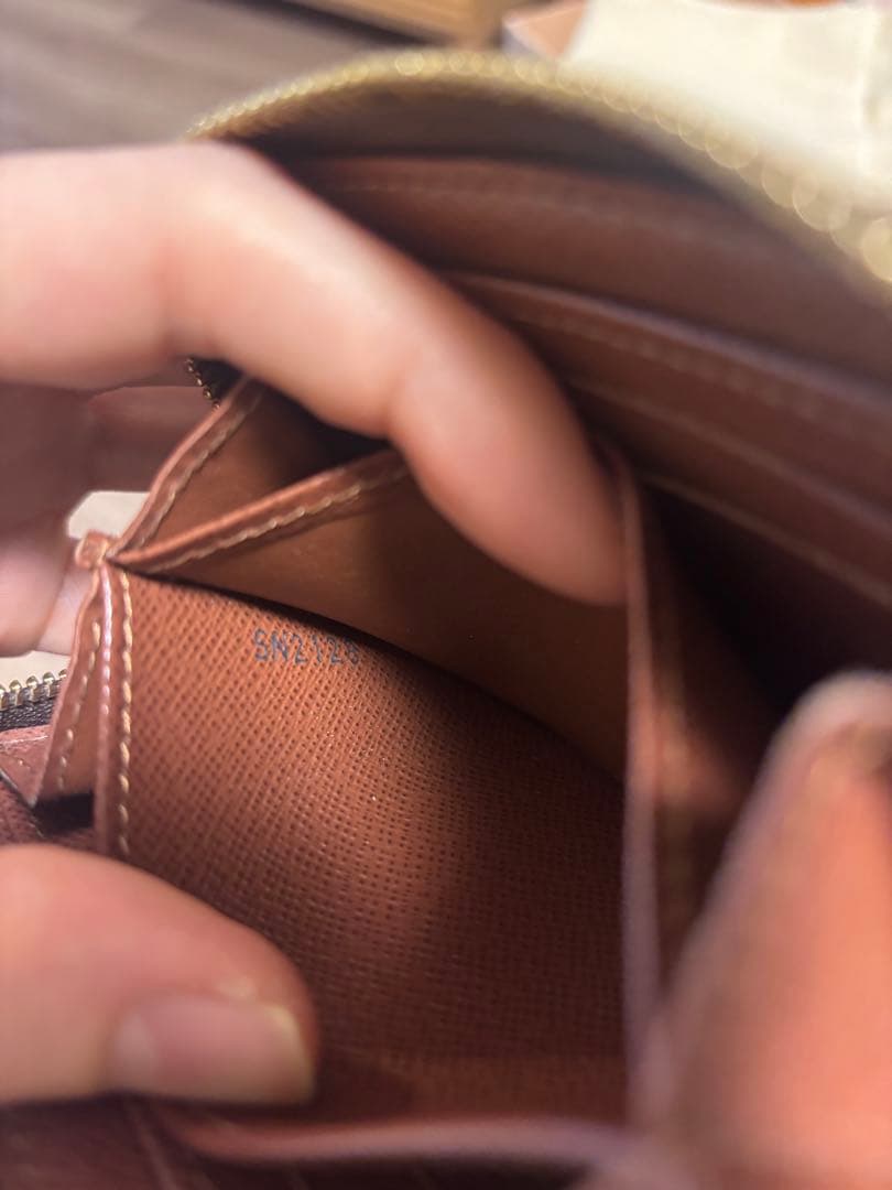 LOUIS VUITTON モノグラム ジッピーパスケース