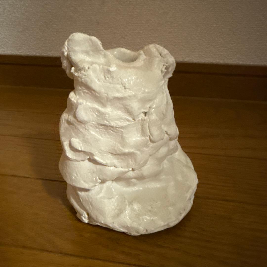 白色粘土のアート作品