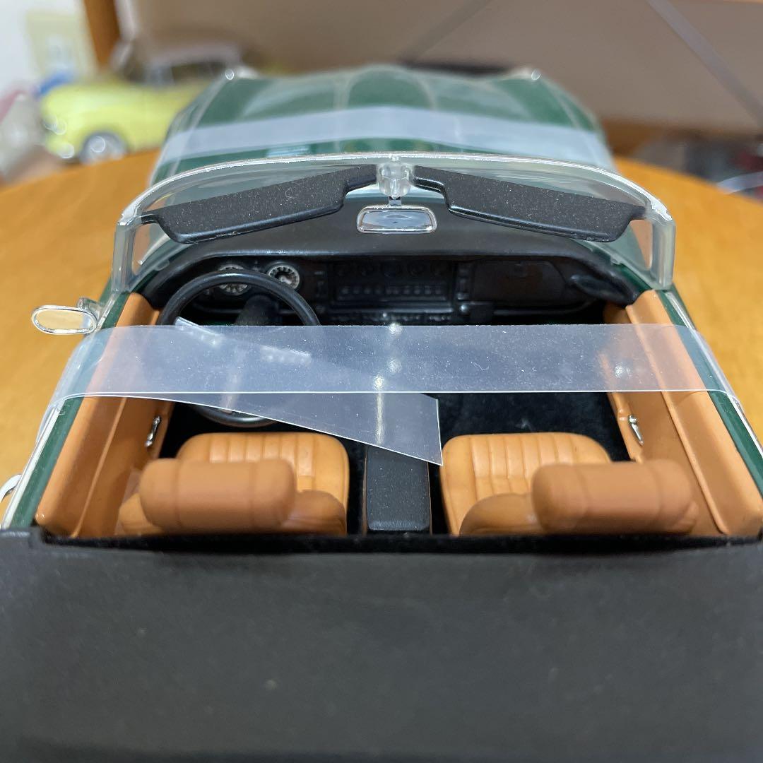 ミニカー 1/18 JAGUAR E-Type