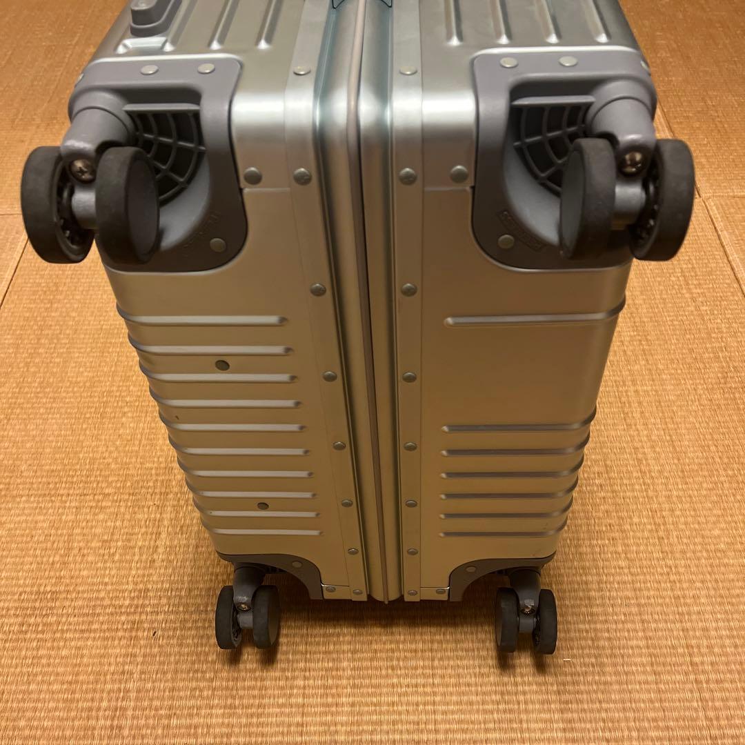 イノベーター アルミ スーツケース 70l