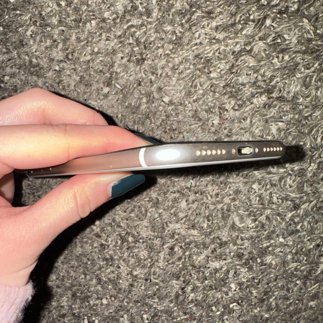 し*か様 iPhoneSE3 128GB 86% 美品