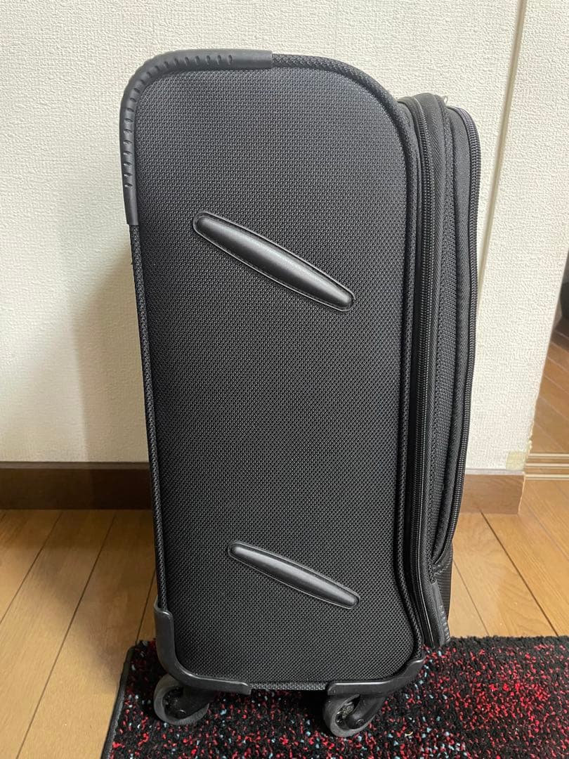 【値下げしました】スーツケース　プラスワンラゲージ黒　機内持込　35ℓ