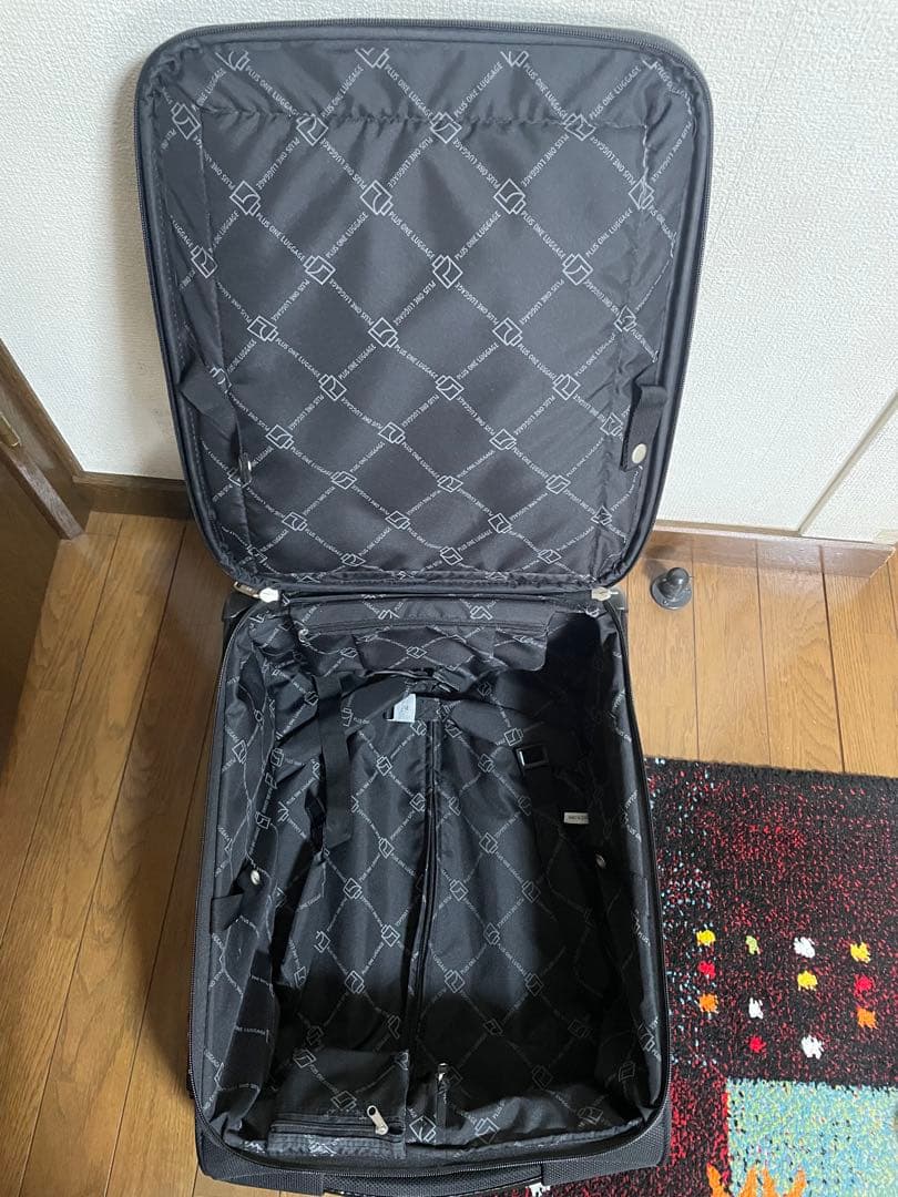 【値下げしました】スーツケース　プラスワンラゲージ黒　機内持込　35ℓ