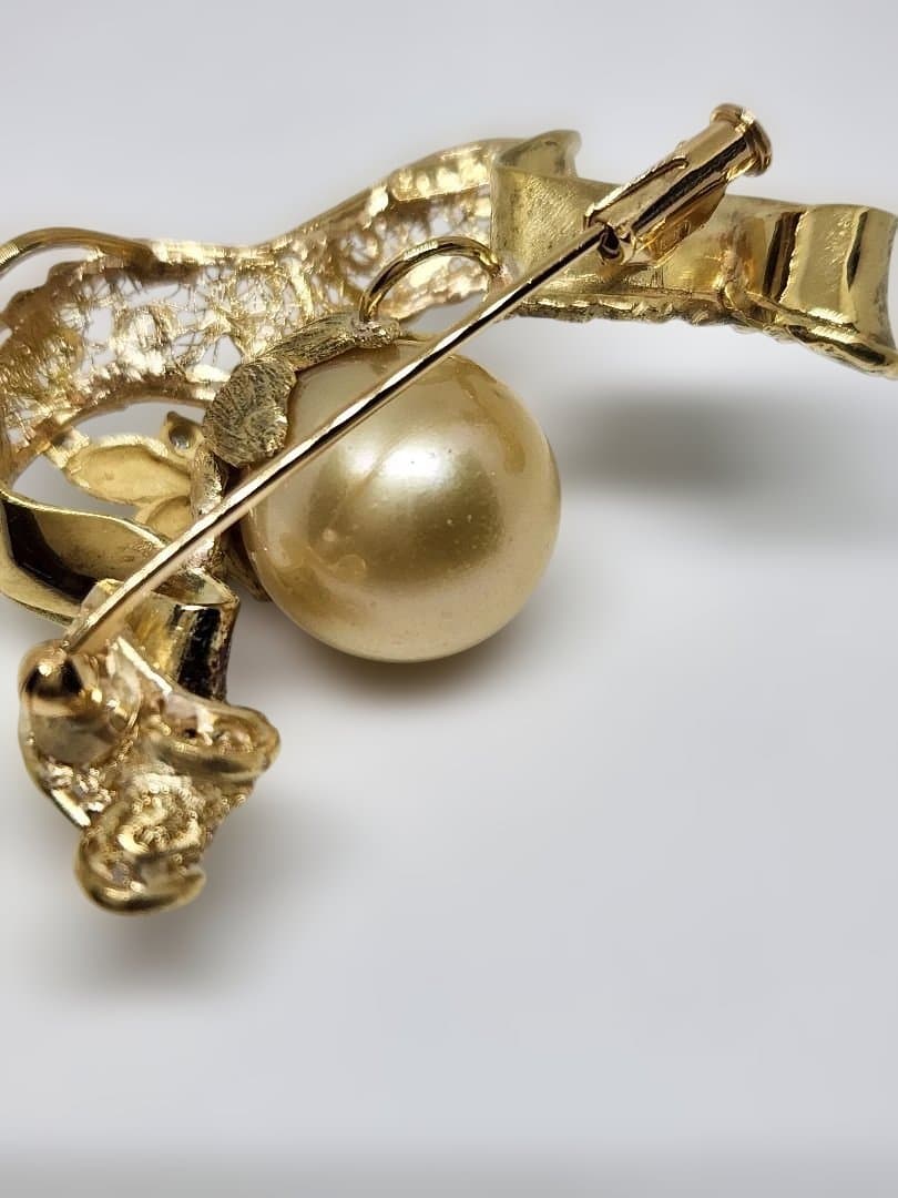 K18ブローチ、トップ南洋ゴールド パール付き