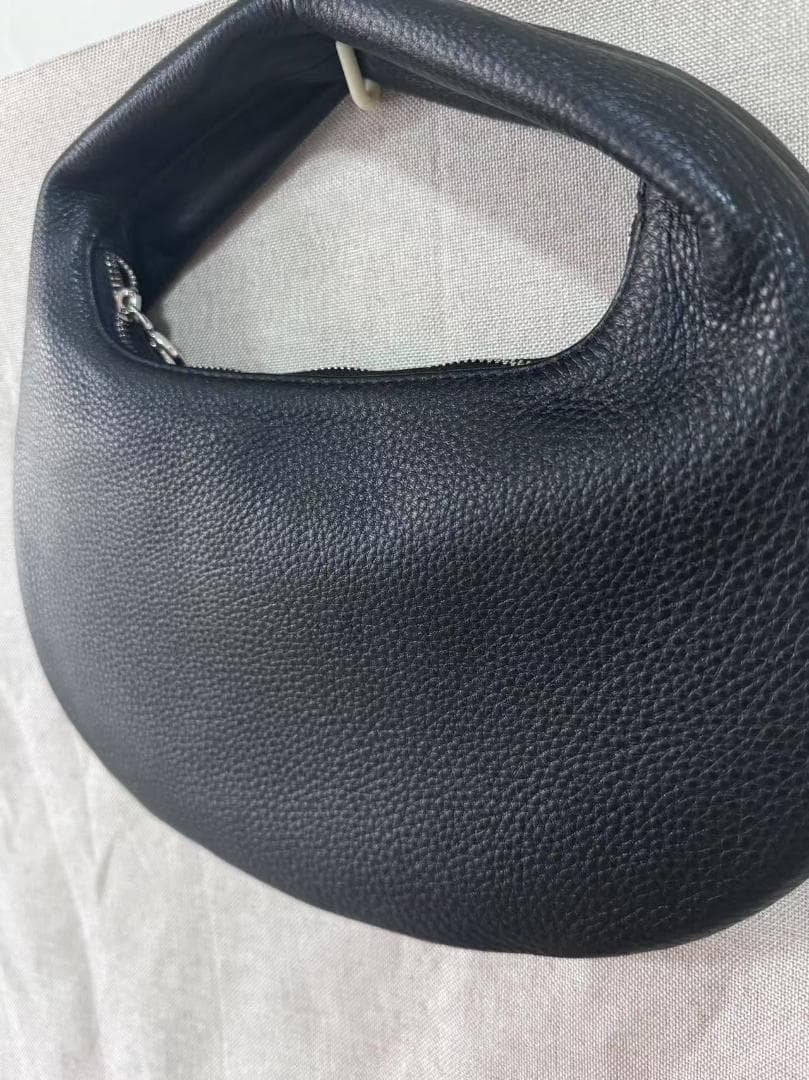 aeta 黒いレザー風ハンドバッグ 半月型 Mサイズ