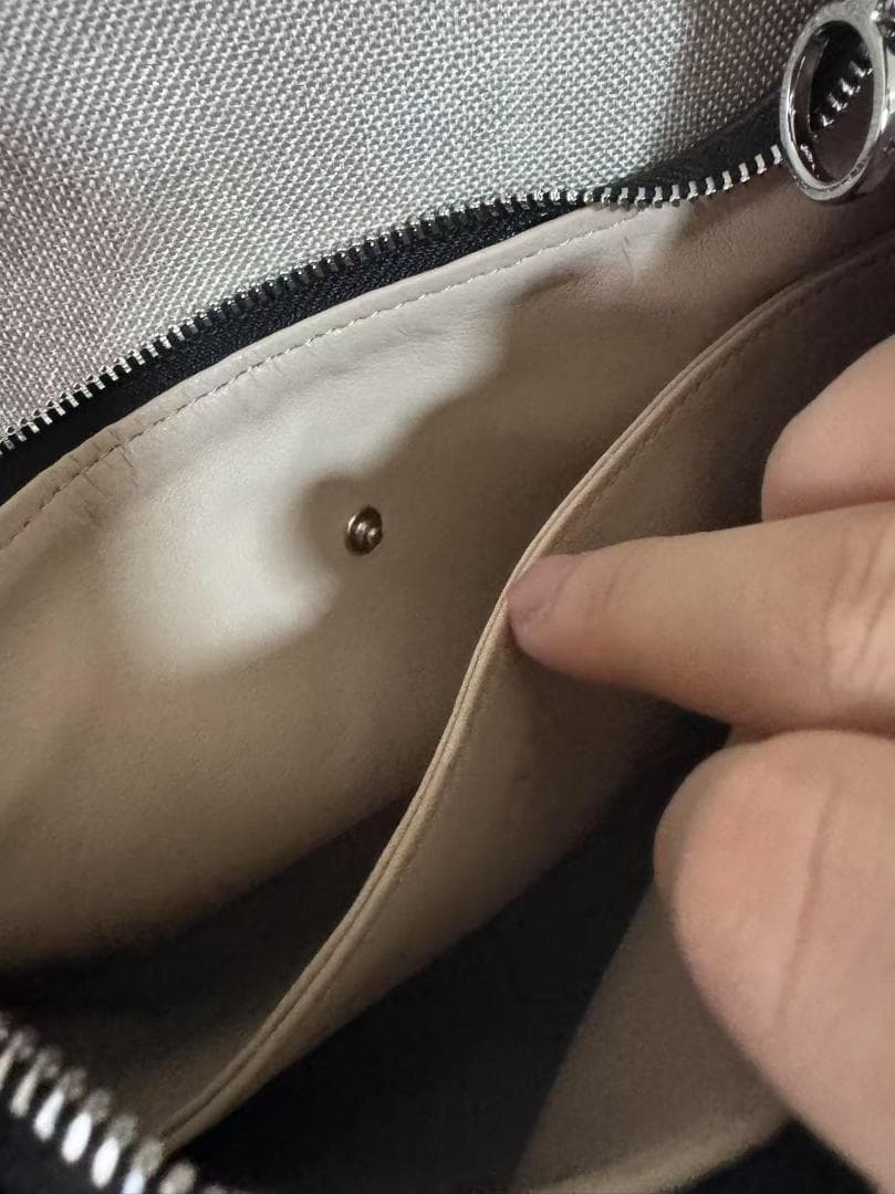 aeta 黒いレザー風ハンドバッグ 半月型 Mサイズ