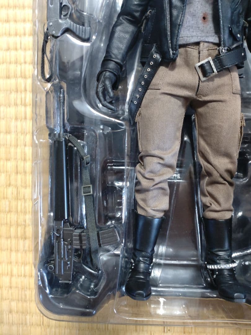 Hottoys T-800 バトルダメージ版 1/6スケールフィギュア