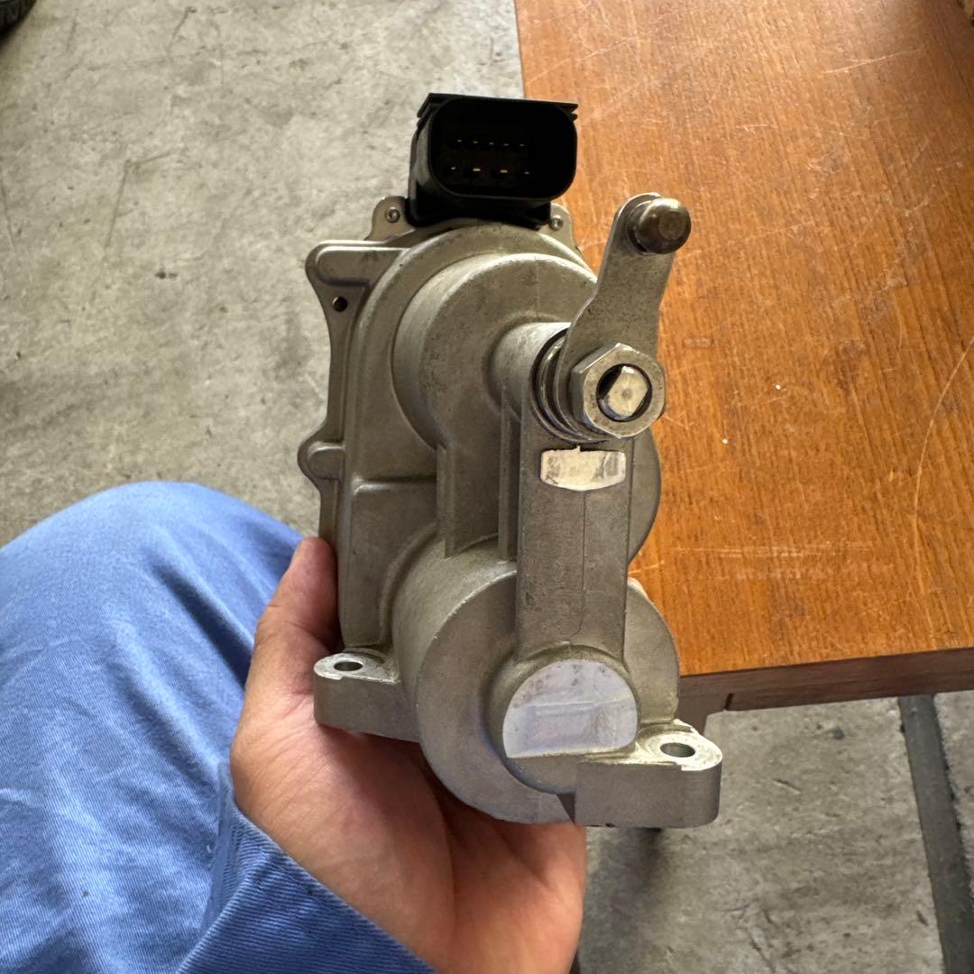 BMW E92 m3 スロットルサーボモータ　強化ギア①