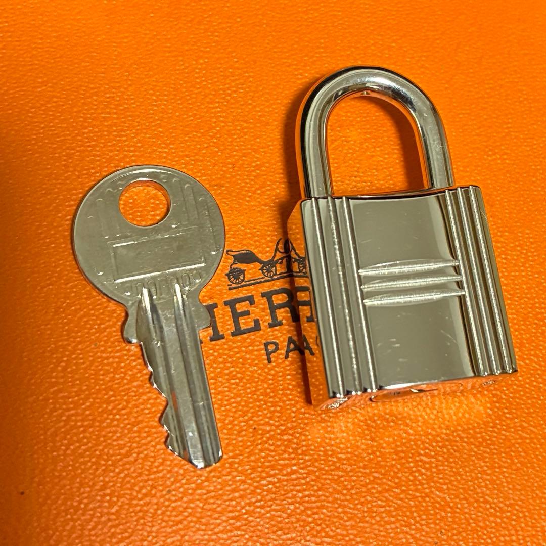 美品　エルメス シルバー　カデナ　南京錠　パドロック　鍵　キー　NO110
