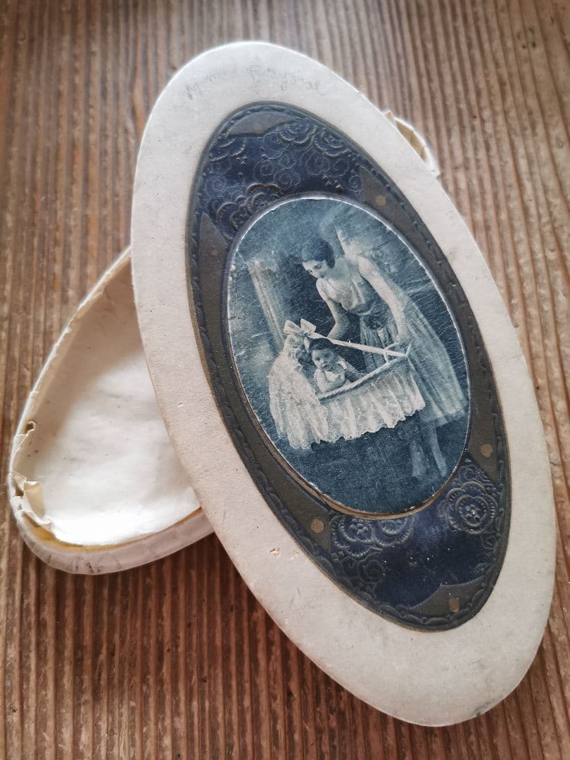 アンティーク フランス 揺り籠の赤ちゃんと母 花の金彩エンボス ドラジェボックス