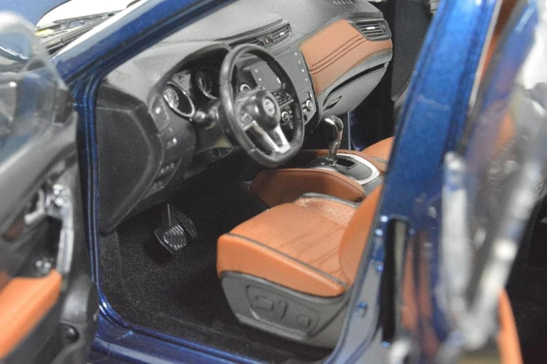 限定版 1/18 日産 Rogue　ローグ SUVミニカー　完成品　リアル