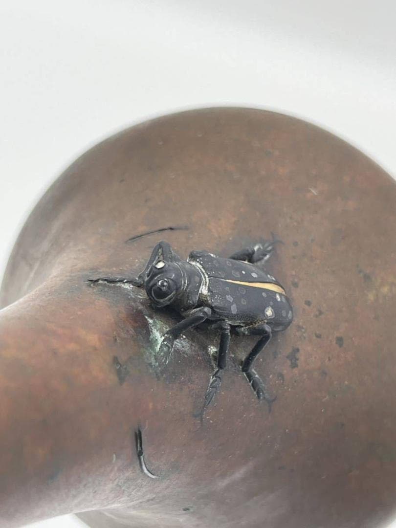 亀文堂 花瓶 胡麻斑天牛 金色 刻印 宣徳銅 象嵌 虫盛上 一輪