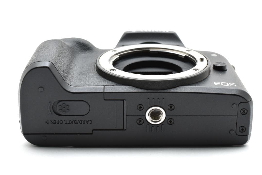 美品 Canon ミラーレス一眼カメラ EOS Kiss M ダブルズームキット