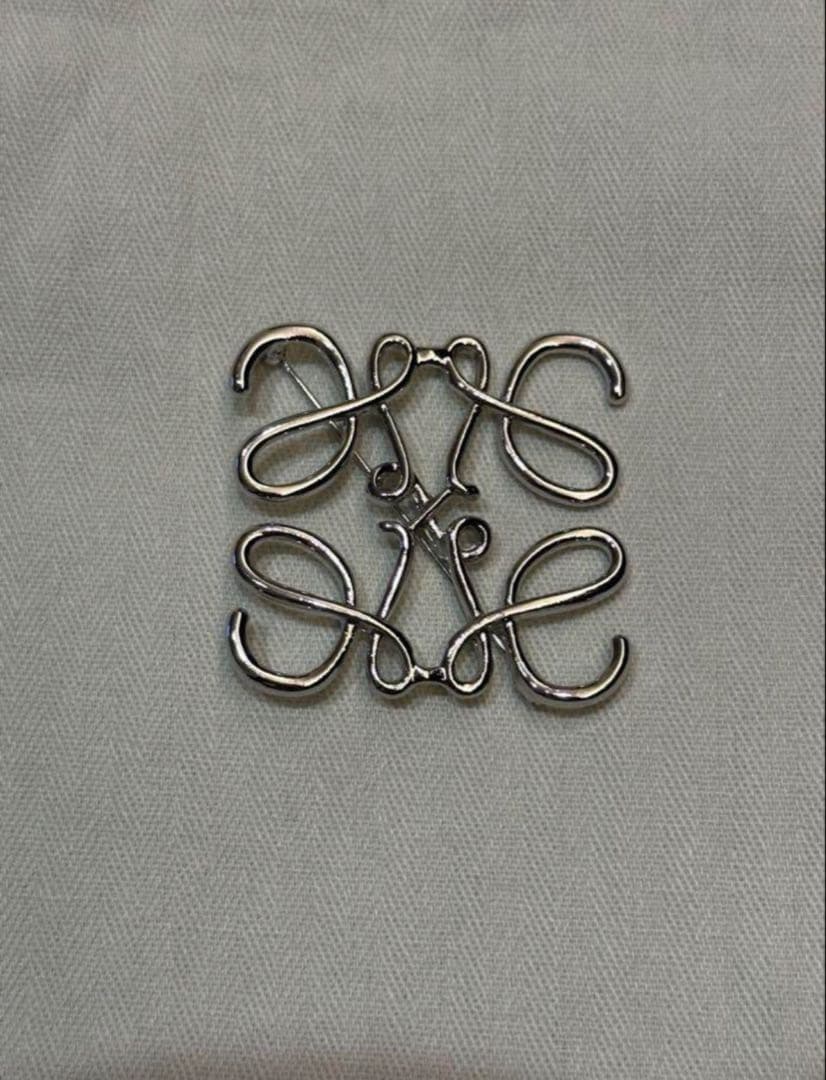【期間限定価格】LOEWEアナグラムブローチ　シルバー