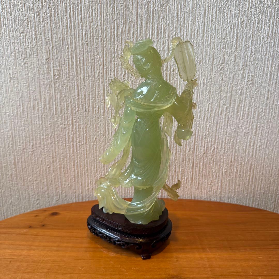 処分価格　翡翠 ？　天女　彫刻 とても美しい顔です。木製台座付き　欠けや割れ無し