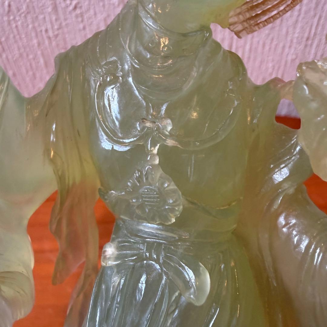 処分価格　翡翠 ？　天女　彫刻 とても美しい顔です。木製台座付き　欠けや割れ無し