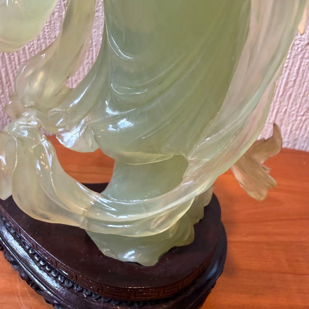 処分価格　翡翠 ？　天女　彫刻 とても美しい顔です。木製台座付き　欠けや割れ無し