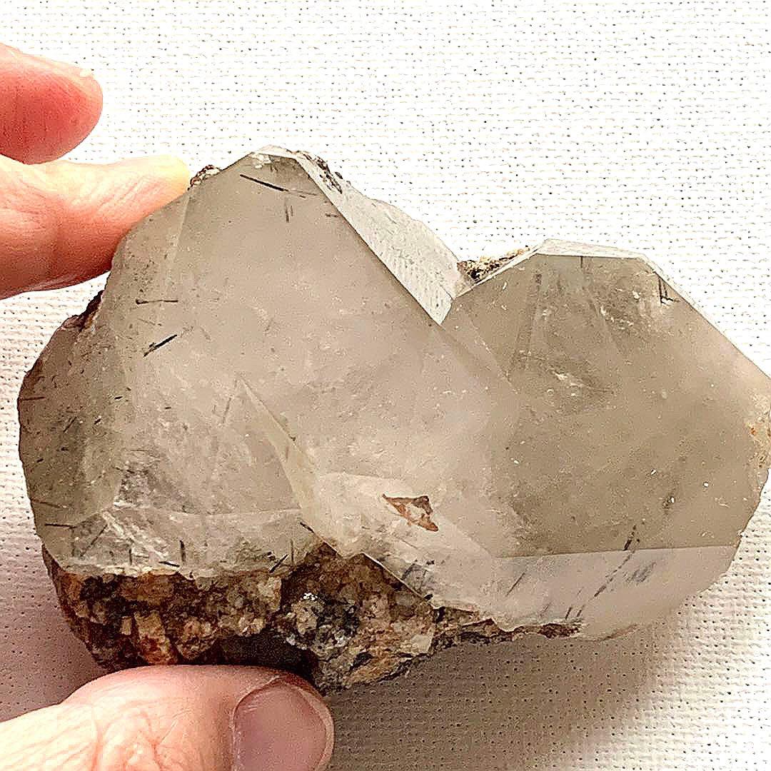 シン・ザギマウンテンクォーツ64/ツイン/芸術的/グレー/黒針入り/巨大