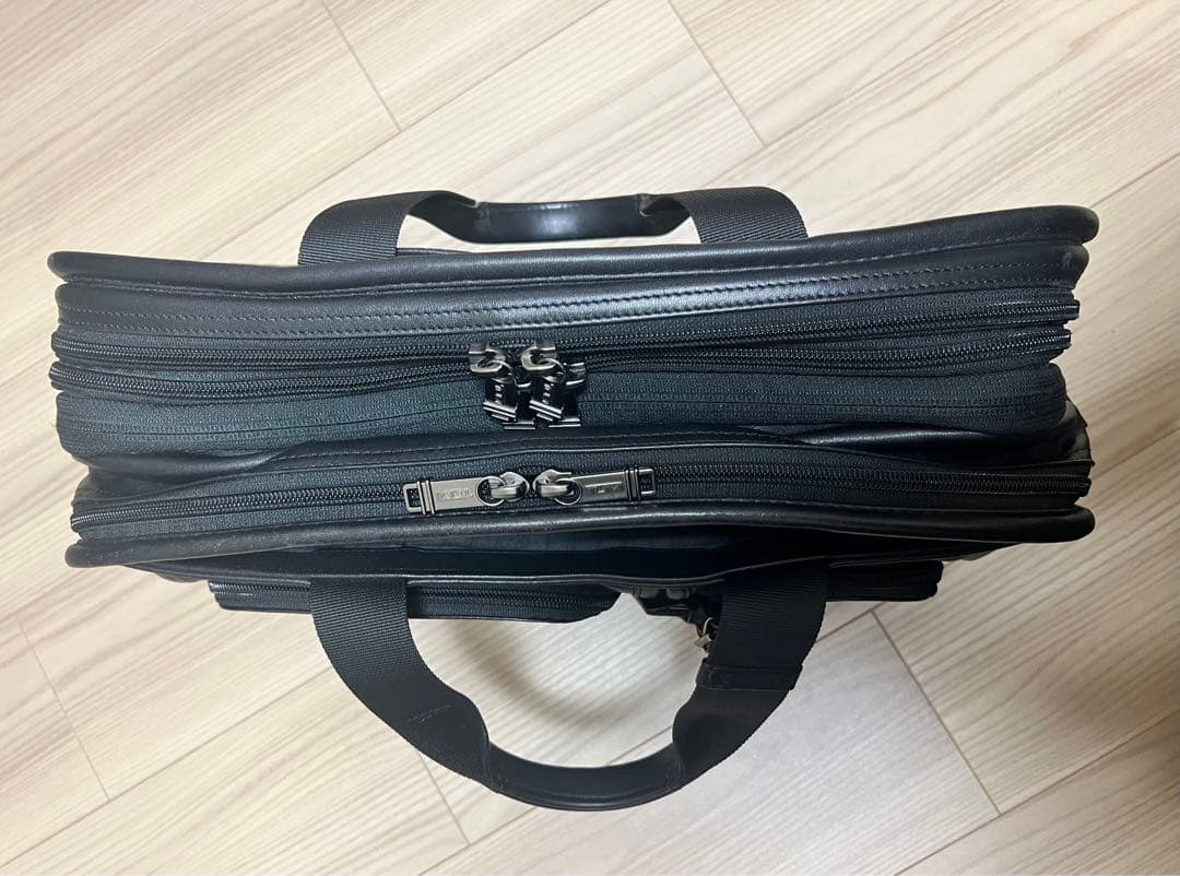 TUMI ブラック ビジネスバッグ レザー