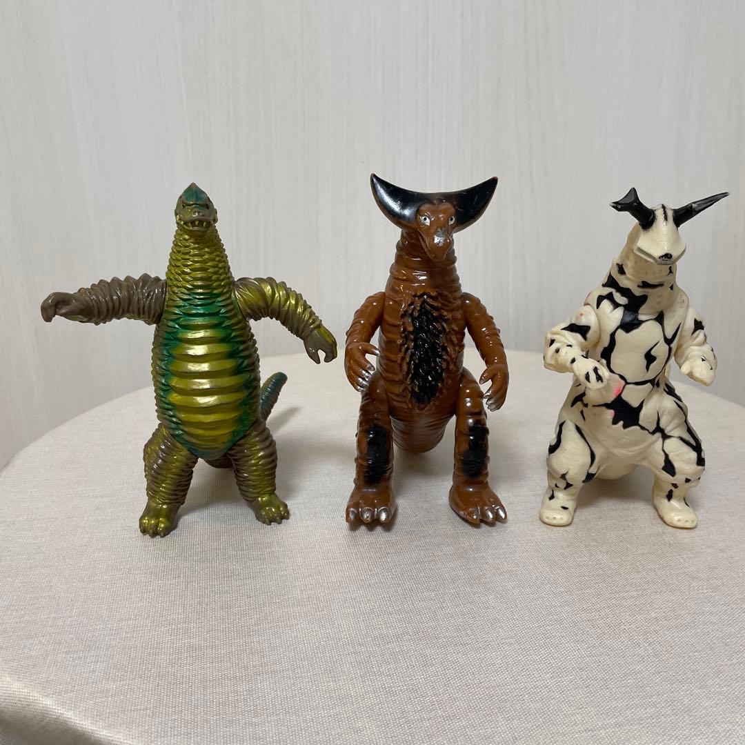 ウルトラマン　怪獣　フィギュア　18体セット （バラ売り不可）＋戦闘機