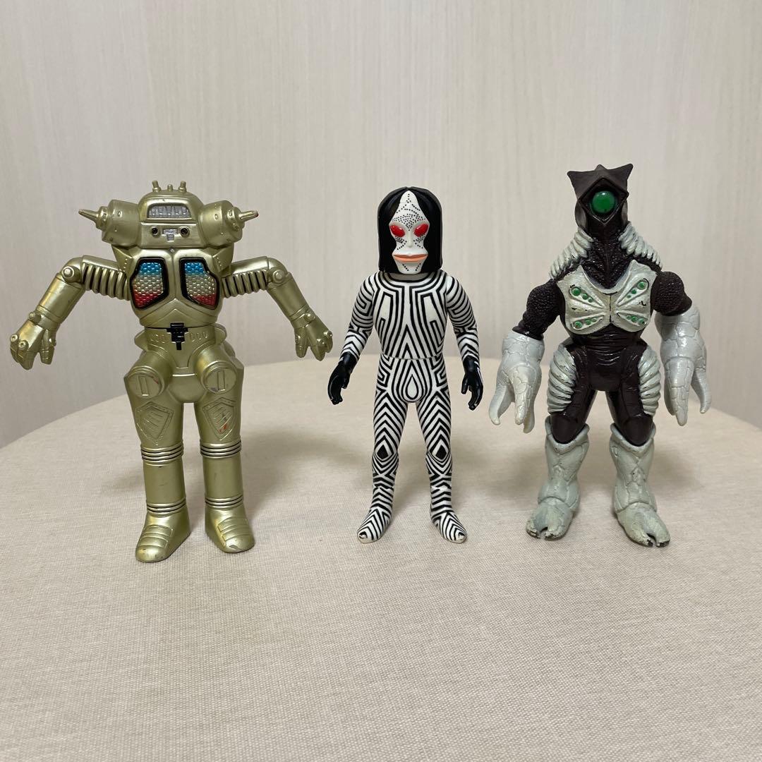 ウルトラマン　怪獣　フィギュア　18体セット （バラ売り不可）＋戦闘機