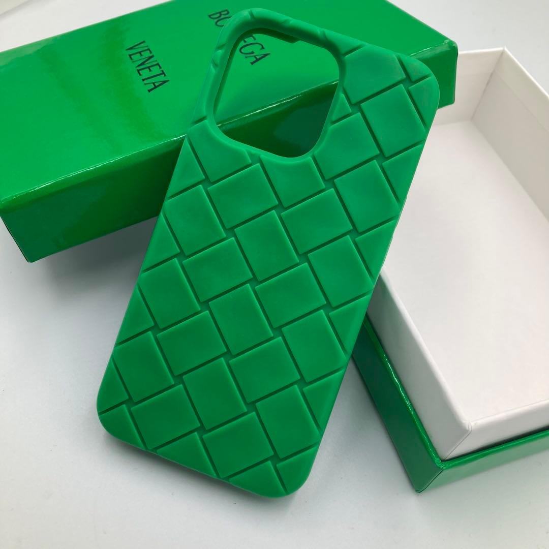 ！極美品！　ボッテガヴェネタ　スマホケースiPhone 15pro 緑 78A