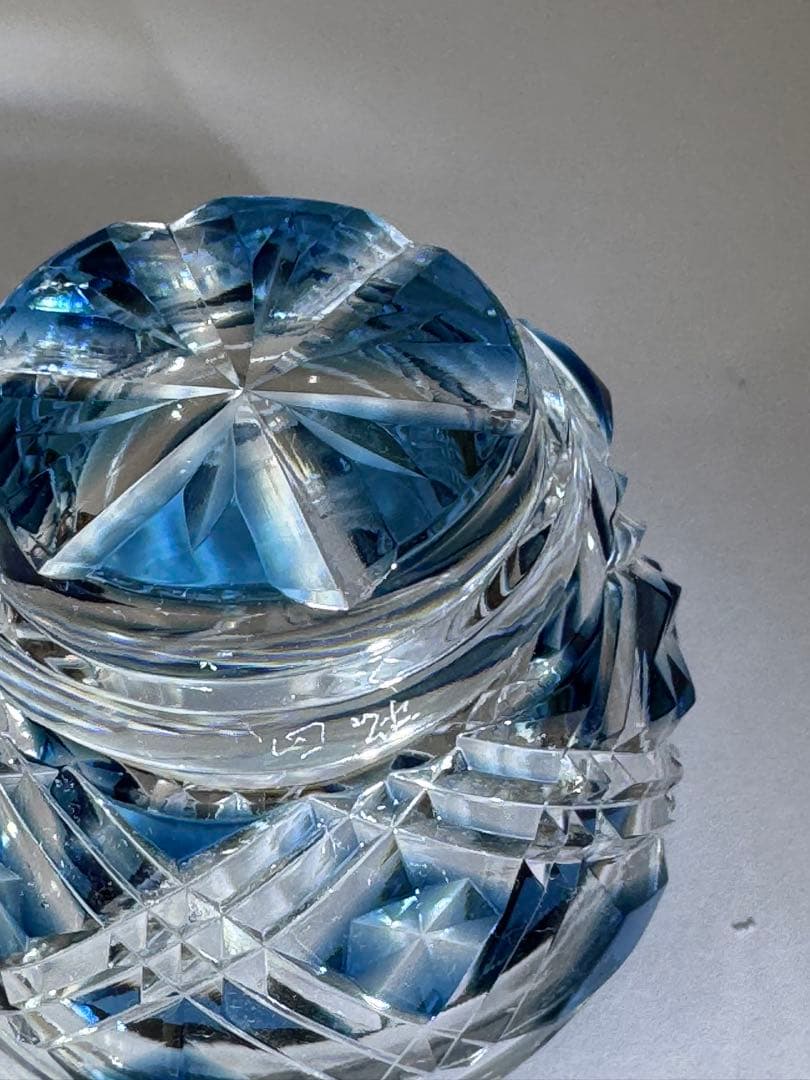 薩摩切子　藍色切子　八角籠目文　グラデーションが美しい切子です。N0004