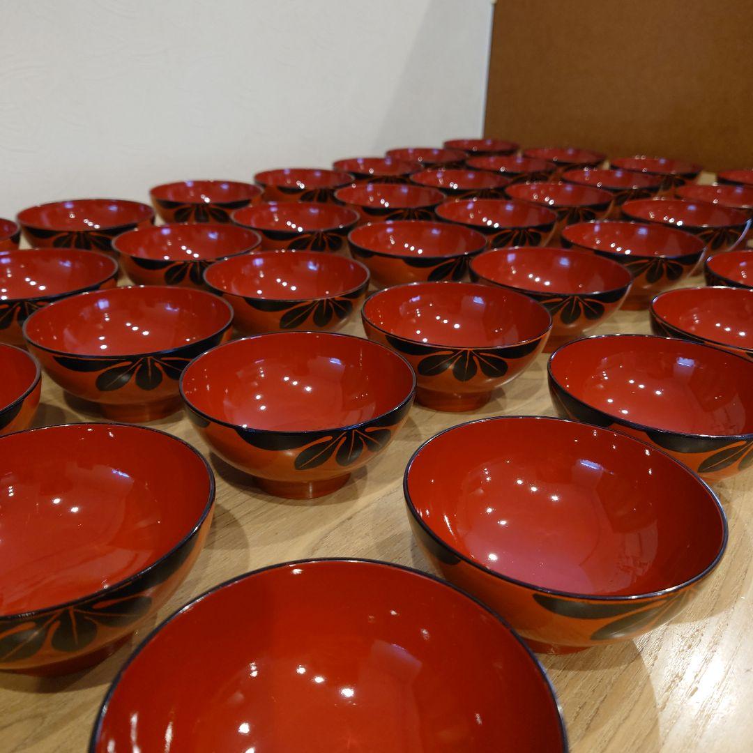 赤い漆器の椀（黒い花模様）40個セット